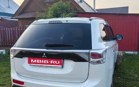 Mitsubishi Outlander III рестайлинг 3, 2013 год, 1 850 000 рублей, 2 фотография