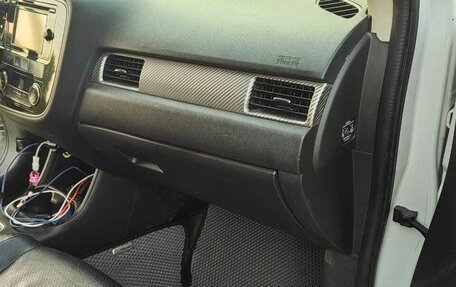 Mitsubishi Outlander III рестайлинг 3, 2013 год, 1 850 000 рублей, 10 фотография