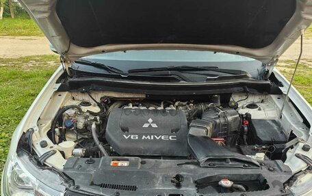 Mitsubishi Outlander III рестайлинг 3, 2013 год, 1 850 000 рублей, 16 фотография