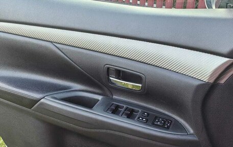 Mitsubishi Outlander III рестайлинг 3, 2013 год, 1 850 000 рублей, 13 фотография