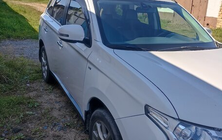Mitsubishi Outlander III рестайлинг 3, 2013 год, 1 850 000 рублей, 22 фотография