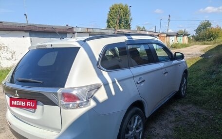 Mitsubishi Outlander III рестайлинг 3, 2013 год, 1 850 000 рублей, 25 фотография
