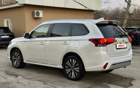 Mitsubishi Outlander III рестайлинг 3, 2022 год, 3 100 000 рублей, 3 фотография