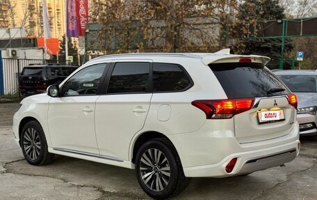 Mitsubishi Outlander III рестайлинг 3, 2022 год, 3 100 000 рублей, 2 фотография