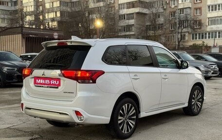 Mitsubishi Outlander III рестайлинг 3, 2022 год, 3 100 000 рублей, 5 фотография