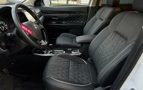 Mitsubishi Outlander III рестайлинг 3, 2022 год, 3 100 000 рублей, 9 фотография