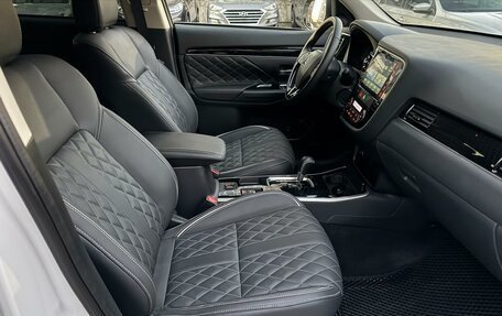 Mitsubishi Outlander III рестайлинг 3, 2022 год, 3 100 000 рублей, 19 фотография