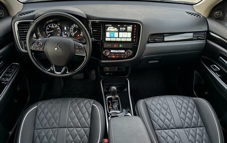 Mitsubishi Outlander III рестайлинг 3, 2022 год, 3 100 000 рублей, 12 фотография