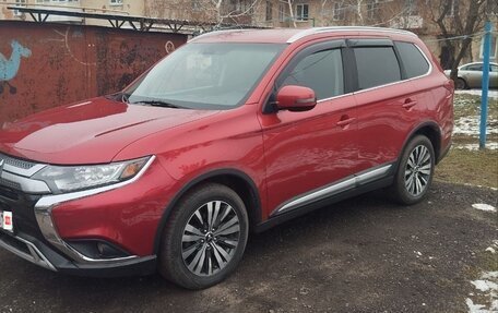 Mitsubishi Outlander III рестайлинг 3, 2019 год, 2 300 000 рублей, 1 фотография