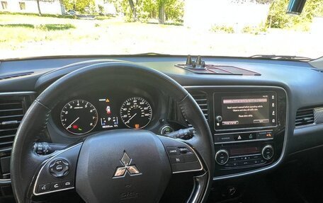 Mitsubishi Outlander III рестайлинг 3, 2019 год, 2 300 000 рублей, 7 фотография