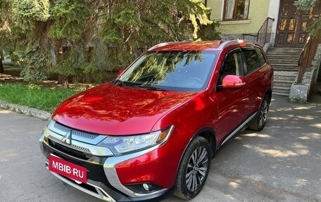 Mitsubishi Outlander III рестайлинг 3, 2019 год, 2 300 000 рублей, 4 фотография