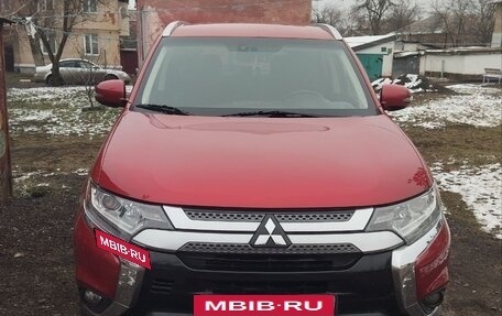 Mitsubishi Outlander III рестайлинг 3, 2019 год, 2 300 000 рублей, 3 фотография