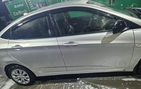 Hyundai Solaris II рестайлинг, 2011 год, 500 000 рублей, 3 фотография