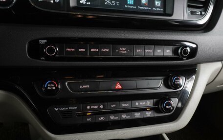 KIA Carnival III, 2016 год, 2 499 000 рублей, 16 фотография