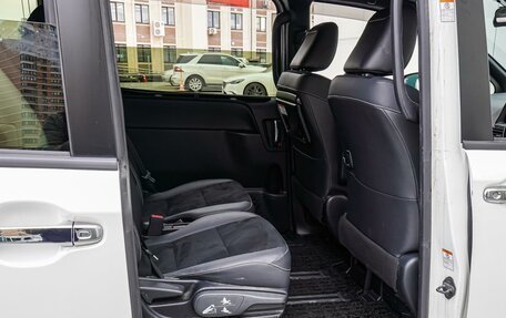 Toyota Voxy III, 2021 год, 3 190 000 рублей, 13 фотография