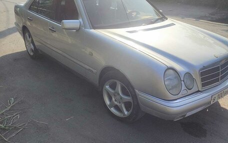 Mercedes-Benz E-Класс, 1995 год, 300 000 рублей, 2 фотография