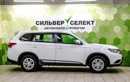 Mitsubishi Outlander III рестайлинг 3, 2019 год, 2 599 000 рублей, 8 фотография