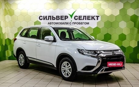Mitsubishi Outlander III рестайлинг 3, 2019 год, 2 599 000 рублей, 5 фотография