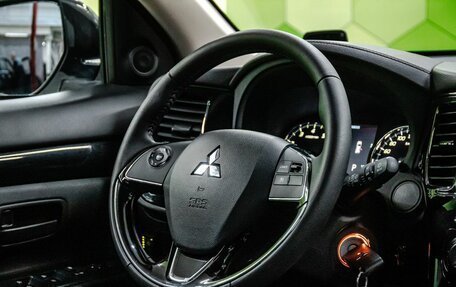 Mitsubishi Outlander III рестайлинг 3, 2019 год, 2 599 000 рублей, 16 фотография