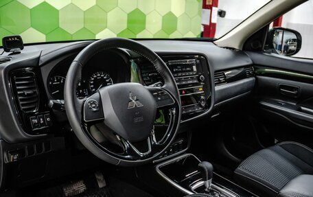 Mitsubishi Outlander III рестайлинг 3, 2019 год, 2 599 000 рублей, 19 фотография