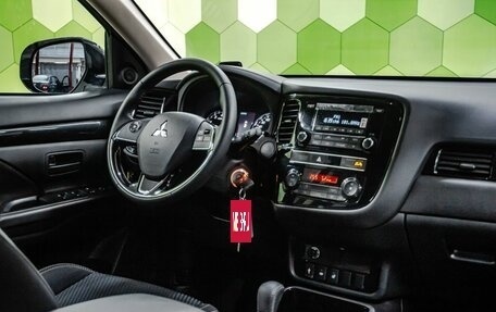 Mitsubishi Outlander III рестайлинг 3, 2019 год, 2 599 000 рублей, 15 фотография