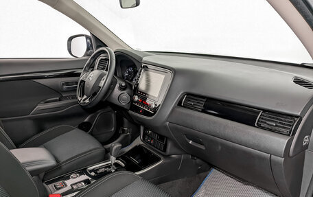 Mitsubishi Outlander III рестайлинг 3, 2022 год, 3 030 000 рублей, 12 фотография