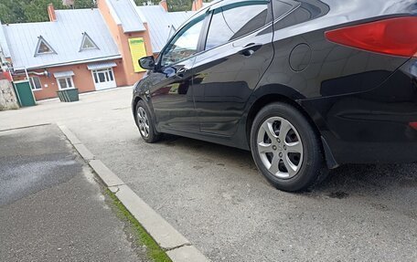 Hyundai Solaris II рестайлинг, 2013 год, 700 000 рублей, 2 фотография