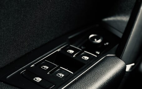 Volkswagen Tiguan II, 2019 год, 2 600 000 рублей, 18 фотография