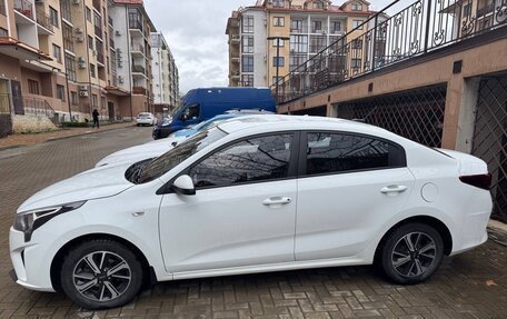 KIA Rio IV, 2021 год, 1 620 000 рублей, 2 фотография