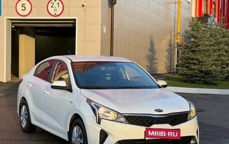 KIA Rio IV, 2020 год, 1 000 000 рублей, 2 фотография
