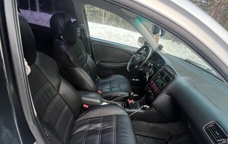 Toyota Avensis III рестайлинг, 2001 год, 350 000 рублей, 11 фотография