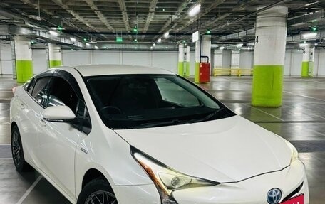 Toyota Prius IV XW50, 2016 год, 1 350 000 рублей, 1 фотография