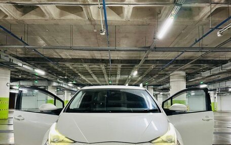 Toyota Prius IV XW50, 2016 год, 1 350 000 рублей, 3 фотография