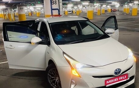 Toyota Prius IV XW50, 2016 год, 1 350 000 рублей, 5 фотография