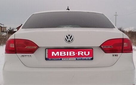 Volkswagen Jetta VI, 2013 год, 900 000 рублей, 3 фотография