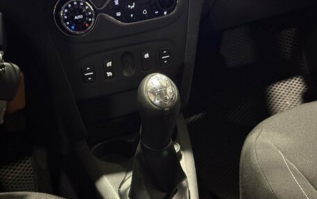 Renault Sandero II рестайлинг, 2015 год, 900 000 рублей, 21 фотография