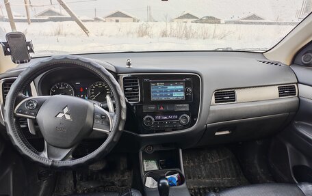 Mitsubishi Outlander III рестайлинг 3, 2013 год, 1 200 000 рублей, 2 фотография