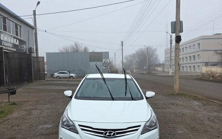 Hyundai Solaris II рестайлинг, 2015 год, 1 000 000 рублей, 2 фотография