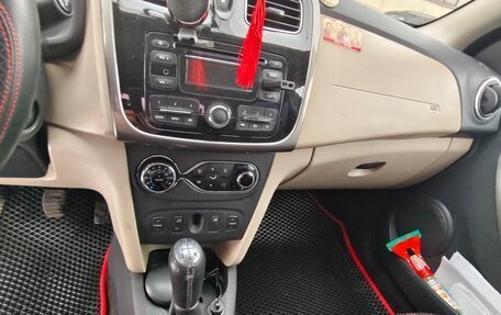 Renault Logan II, 2014 год, 700 000 рублей, 14 фотография