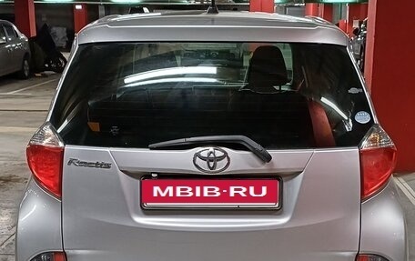 Toyota Ractis II, 2011 год, 700 000 рублей, 3 фотография