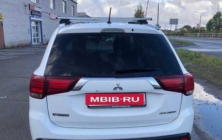 Mitsubishi Outlander III рестайлинг 3, 2015 год, 1 675 000 рублей, 4 фотография