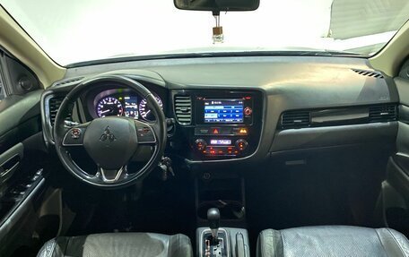 Mitsubishi Outlander III рестайлинг 3, 2015 год, 1 780 000 рублей, 12 фотография