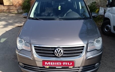 Volkswagen Touran III, 2010 год, 850 000 рублей, 1 фотография