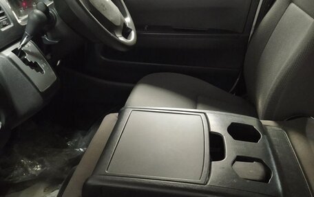 Toyota HiAce H200, 2017 год, 3 050 000 рублей, 9 фотография