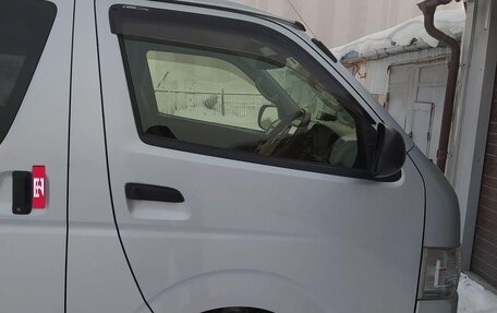 Toyota HiAce H200, 2017 год, 3 050 000 рублей, 3 фотография