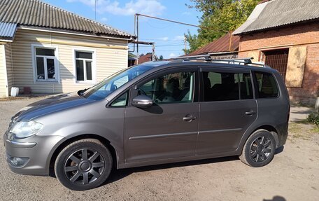 Volkswagen Touran III, 2010 год, 850 000 рублей, 3 фотография