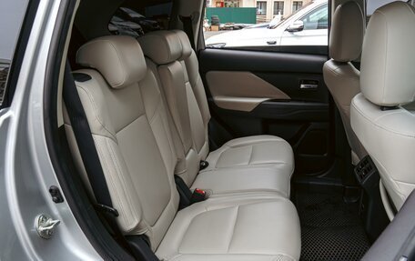 Mitsubishi Outlander III рестайлинг 3, 2020 год, 2 220 000 рублей, 7 фотография