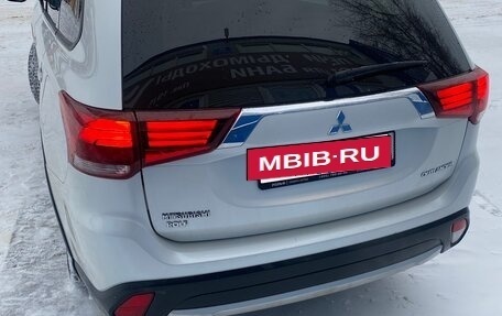 Mitsubishi Outlander III рестайлинг 3, 2018 год, 2 200 000 рублей, 8 фотография