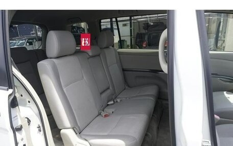 Toyota ISis I, 2010 год, 1 000 000 рублей, 23 фотография