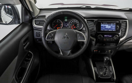 Mitsubishi L200 IV рестайлинг, 2015 год, 2 623 500 рублей, 11 фотография